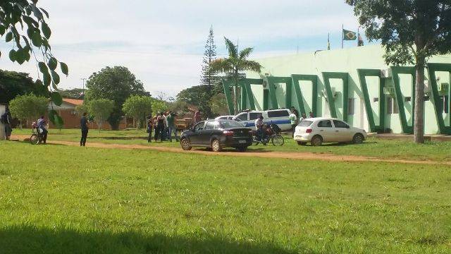 Vereador preso pela PF chega de camburão para tomar posse na Câmara de Vilhena