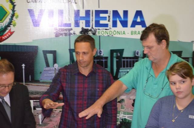Vereadores presos pela PF tomam posse em Vilhena em meio a protestos e troca de ofensas
