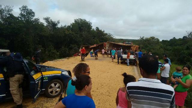 Carreta carregada de soja tomba na BR 364 a 30 km de Vilhena e bloqueia rodovia federal