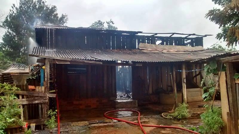 FOTOS: casa é destruída pelo fogo em Cerejeiras; incêndio pode ter sido provocado por vingança