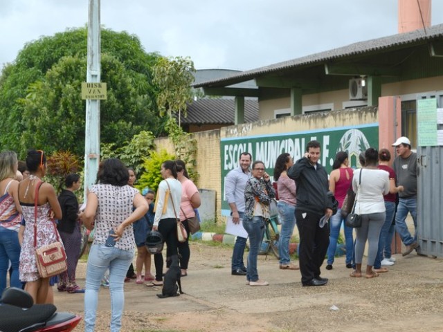 Pais madrugam em filas e reclamam da falta de vagas em escolas municipais de Vilhena
