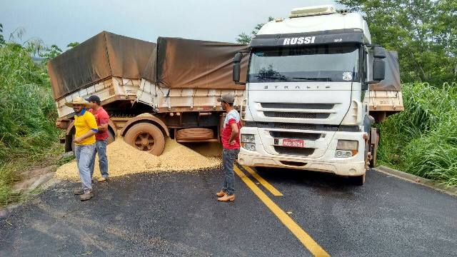 Urgente: carreta desce de ré em morro e causa acidente entre Cerejeiras e Colorado