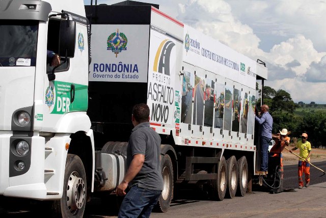 Carreta de micrerevestimento asfáltico do DER é testada na pista do aeroporto de Colorado
