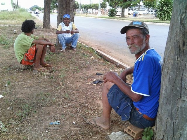 ANDARILHOS OCUPAM IMÓVEL ABANDONADO E BEBEM PARA ESQUECER “DESGRAÇAS”