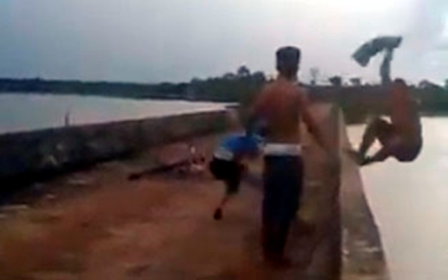 Em cidade de RO, vídeo mostra rapaz sendo empurrado de ponte e morrendo afogado em rio