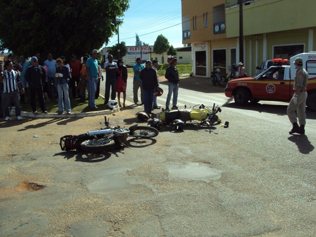 MOTOS BATEM NA ESQUINA DE RODOVIA COM AVENIDA