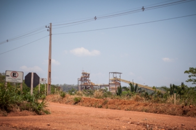 Assista vídeo: rondoniense ameaça derrubar torre e deixar Mato Grosso sem energia elétrica