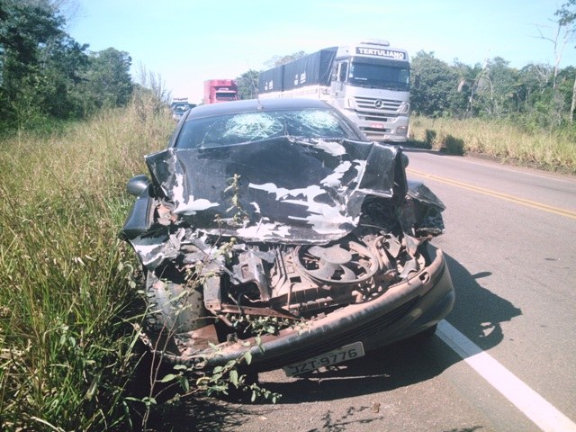 ACIDENTE DEIXA CINCO FERIDOS NA BR 364; MOTORISTA DE CARRETA FOGE