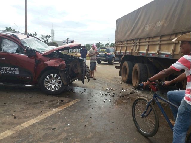 Fazendo “test drive” em Vilhena, morador de Cerejeiras atinge carreta; havia crianças a bordo