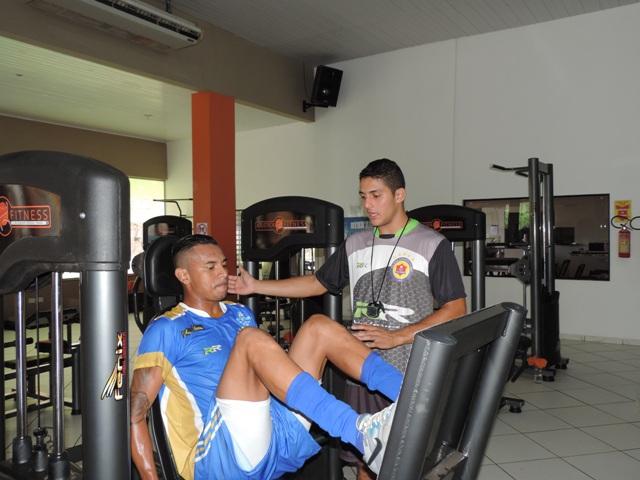 Pegando no pesado: Jogadores do VEC reforçam musculação em treino “puxado”