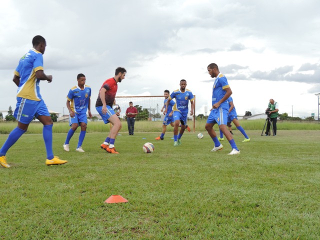 VEC faz primeiro trabalho com bola; mais jogadores devem chegar na quinta