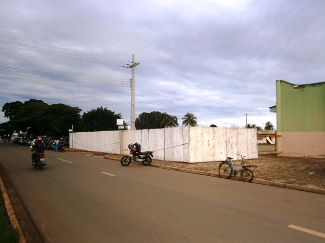 Com recursos de convênios, começa construção de barracão em feira de Cerejeiras