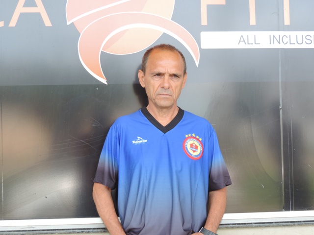 Vec apresenta treinador e mais cinco jogadores; agora já são doze