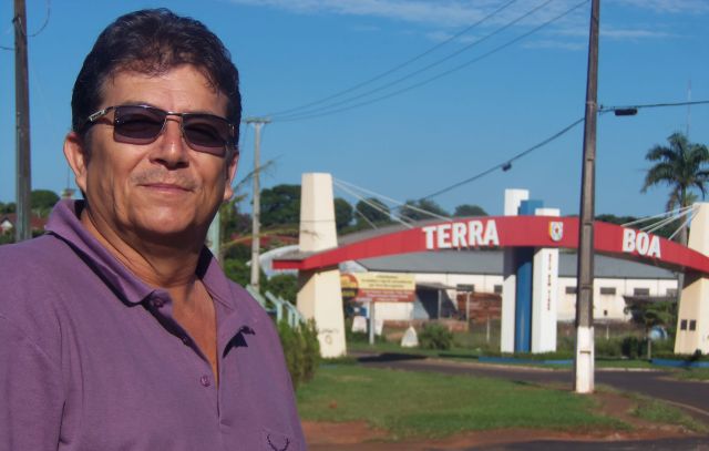 Ex-vereador foragido tenta escapar de PMs pulando muro em Chupinguaia, mas é capturado