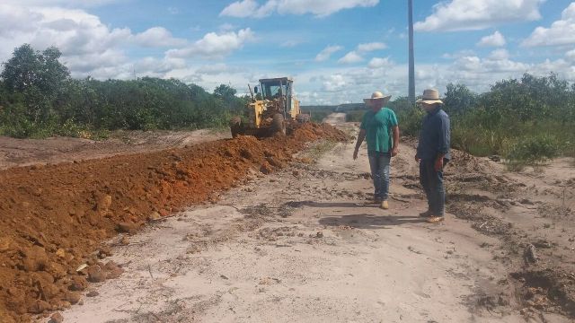 DER abre nova frente de serviço para encascalhar a Estrada da Farinheira em Vilhena
