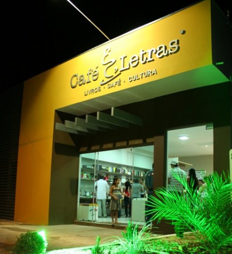 LIVRARIA DÁ DESCONTOS E CONTA HISTÓRIAS PARA ATRAIR LEITORES