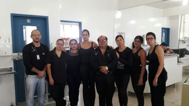 Hospital de Vilhena tem agentes da PF investigando e servidores protestando vestidos de preto