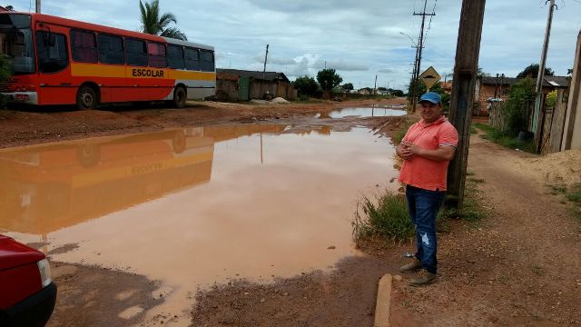 Vereador Ronildo Macedo cobra solução para poça mal-cheirosa no Cristo Rei