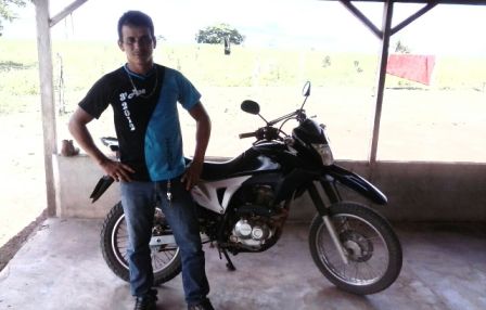 Motoqueiro morre ao atingir carreta de Vilhena na BR 364; buraco pode ter causado tragédia