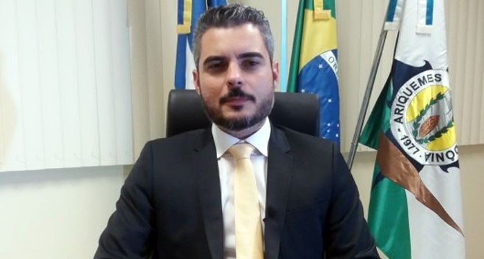 Prefeito de Ariquemes desiste de enfrentar MP e libera uso de livros didáticos censurados