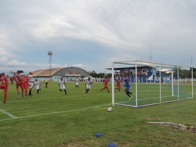 Com dois gols sofridos depois dos 40, VEC perde de virada na estreia do Estadual