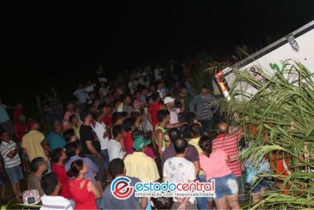 Em Rondônia, carreta carregada de frangos tomba na BR 364 e é saqueada por centenas de pessoas