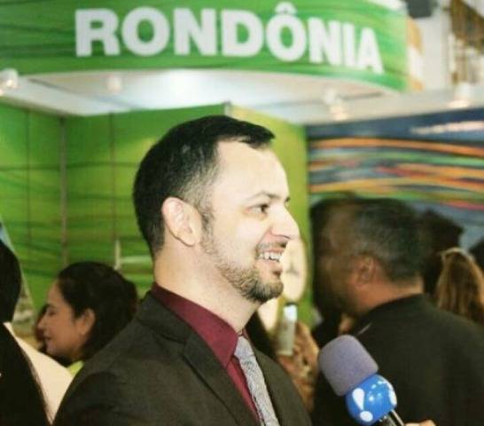 Jornalista vilhenense lança livro contando a história do “poeta que morreu de amor