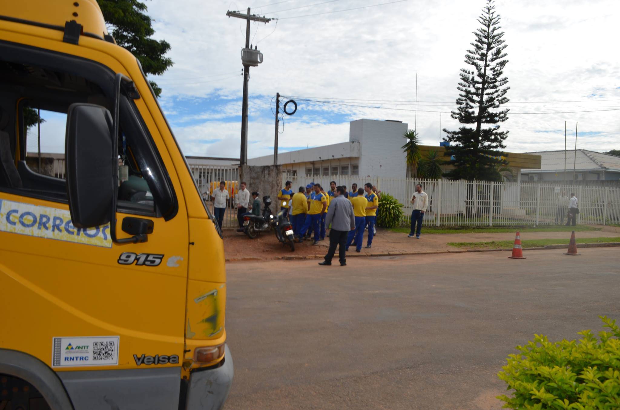 Correios e professores estaduais deflagram greve em todo o Estado nesta quarta-feira