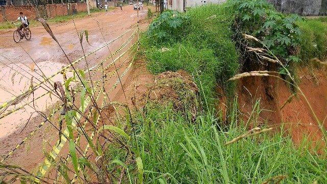 Chuvas e inércia do poder público aumentam cratera e rua pode ser interditada em Vilhena