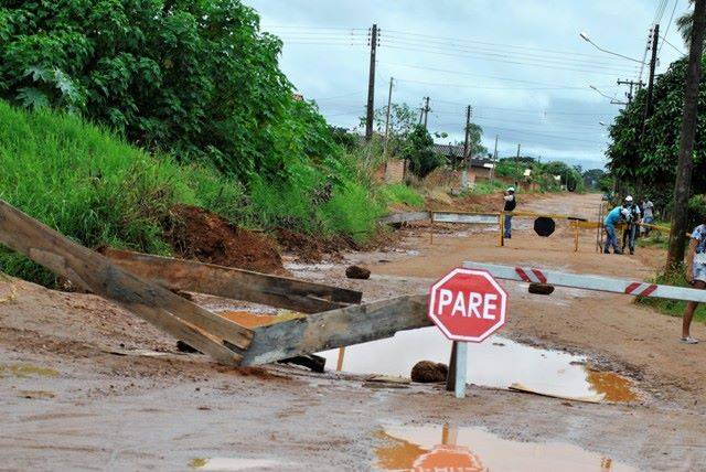Prefeitura interdita rua, mas cratera continua ameaçando “engolir casas” em Vilhena