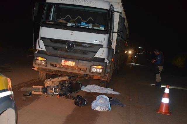 Vilhena: choque entre moto e caminhão deixa bebê morto e pais gravemente feridos em trevo da BR 364