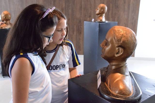 Primeira exposição do Espaço Cultural da Sicoob Credisul em Vilhena é um sucesso