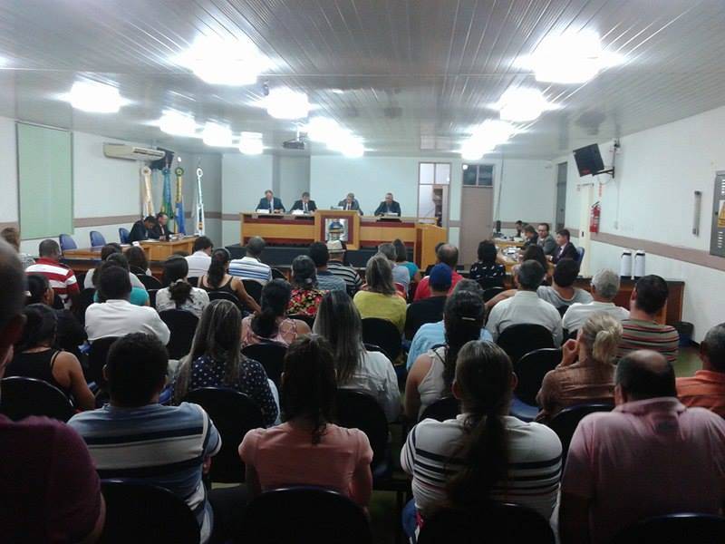 Em Cerejeiras, educadores mantêm greve com manifestações nas ruas e na Câmara
