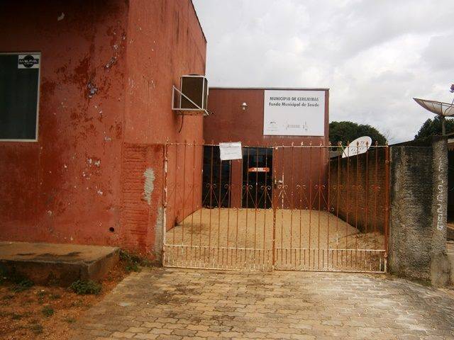 Adolescente e ex-detento assaltam farmácia pública e fazem reféns em Cerejeiras; pais se revoltam