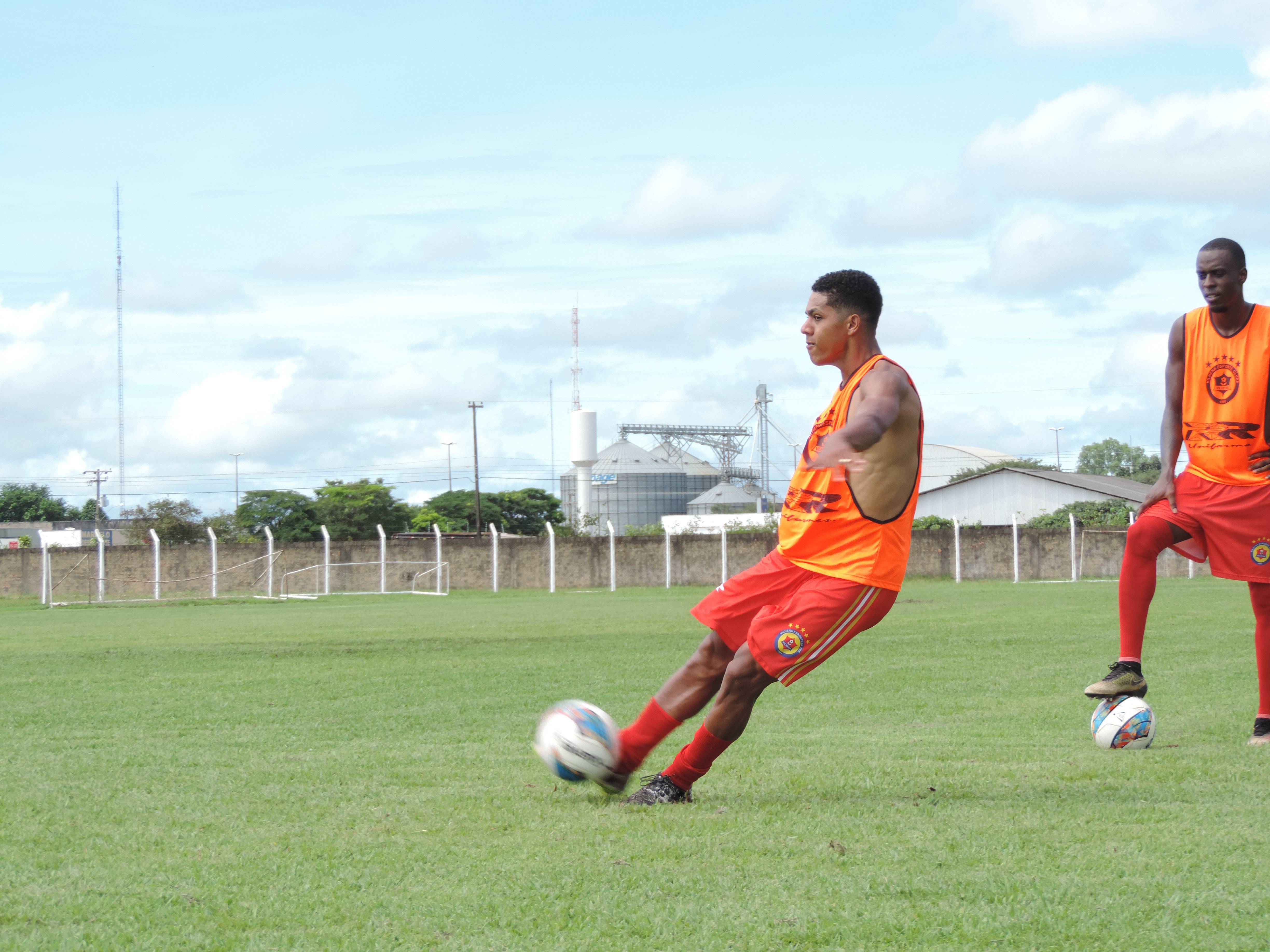 VEC faz último treino antes do jogo de domingo e terá novidade no ataque