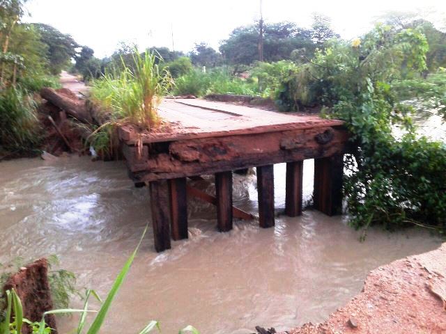 Forte chuva leva cabeceira de ponte em Cerejeiras; moradores usam via alternativa