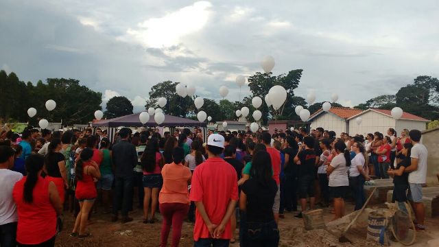 Em Cerejeiras, multidão faz homenagem em enterro de adolescente vítima de acidente