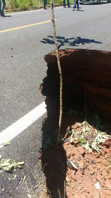 Chuvas abrem "túnel" e asfalto da BR 435 em Cerejeiras corre risco de ceder; tráfego está interrompido