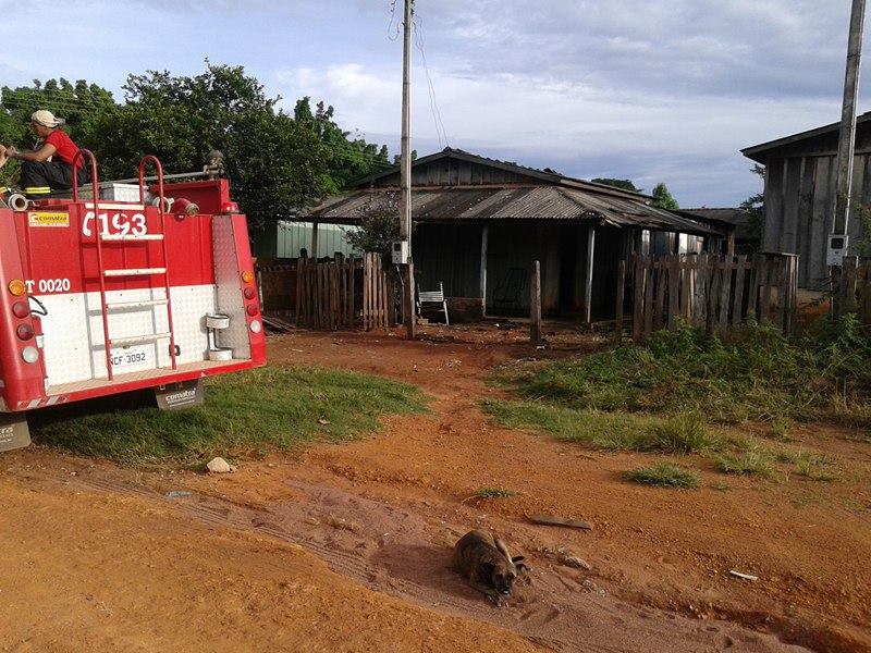 Bombeiros apagam fogo em residência em Cerejeiras; suspeita-se que o próprio morador tenha  causado o incêndio