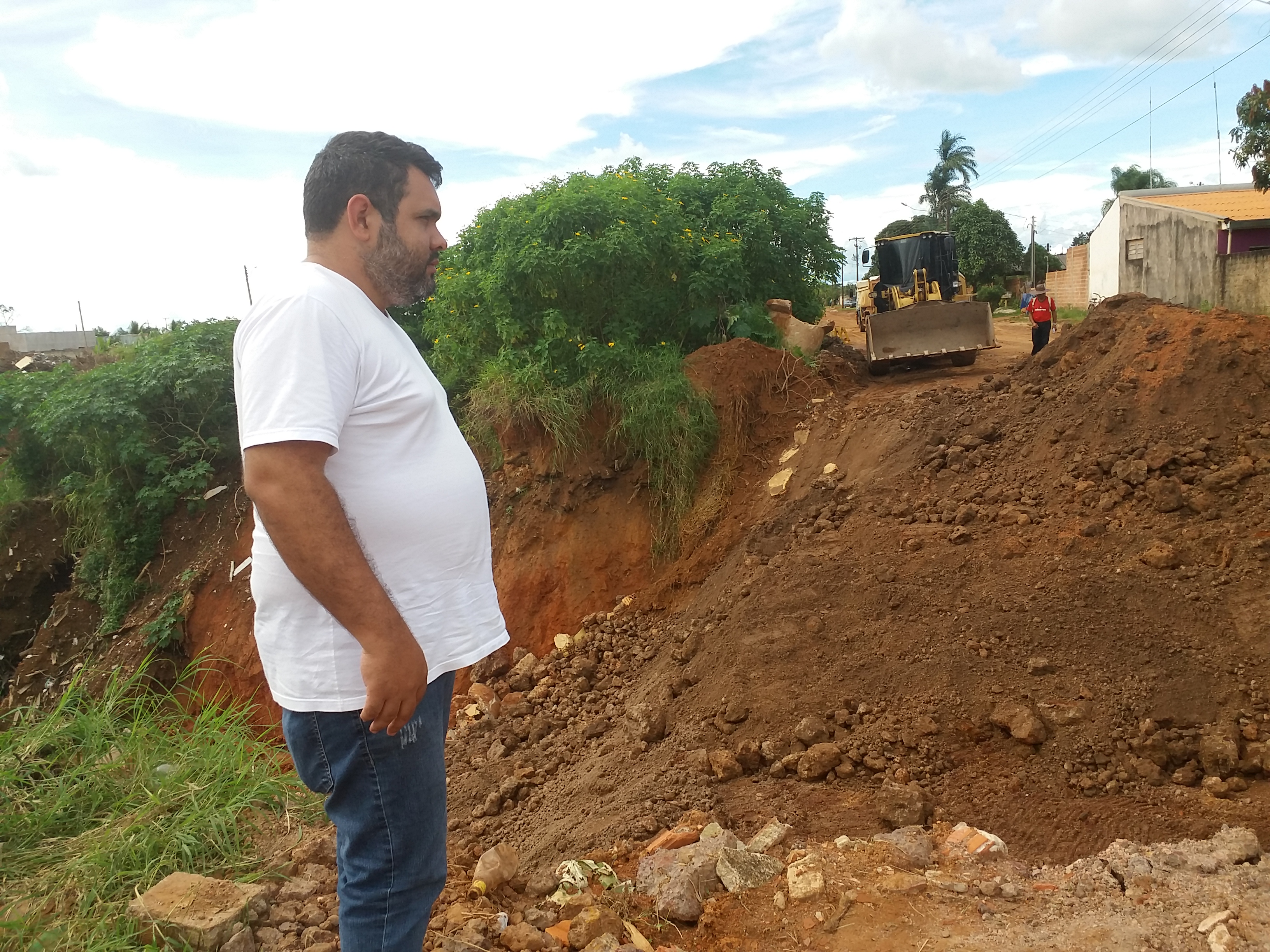 Prefeita decreta emergência e secretário promete liberar rua interditada por cratera em Vilhena