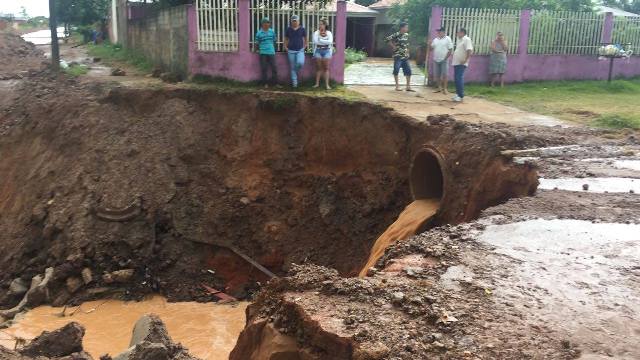 VÍDEO: temporal destrói serviço da prefeitura e cratera volta a ameaçar casas em Vilhena