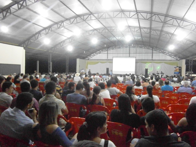 Gerente de 70 anos recebe homenagem em pré-assembleia do Sicoob em Cerejeiras
