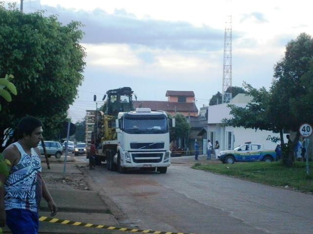 Em Cerejeiras, caminhão enrosca em fiação e causa “apagão” em baixo por cinco horas