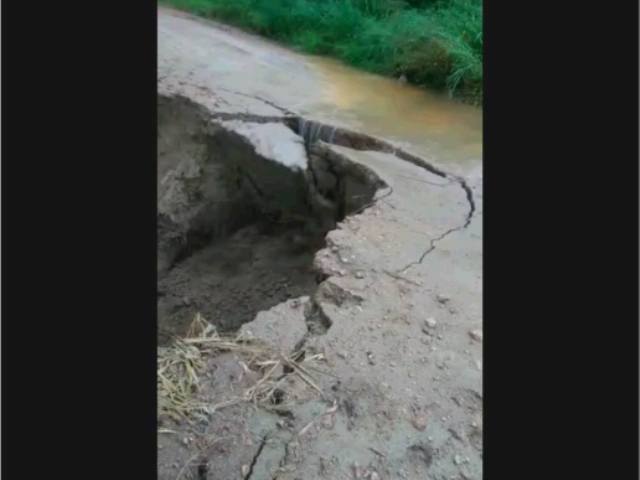 Assista vídeo: leitor flagra erosão “engolindo” estrada rural que liga cidades do Cone Sul