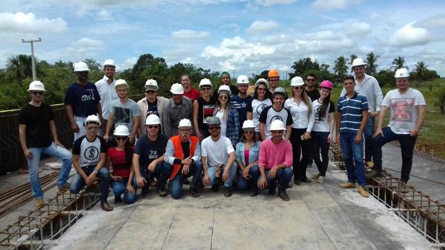 Em faculdade vilhenense, alunos de Engenharia Civil e Agronomia participam de aulas práticas