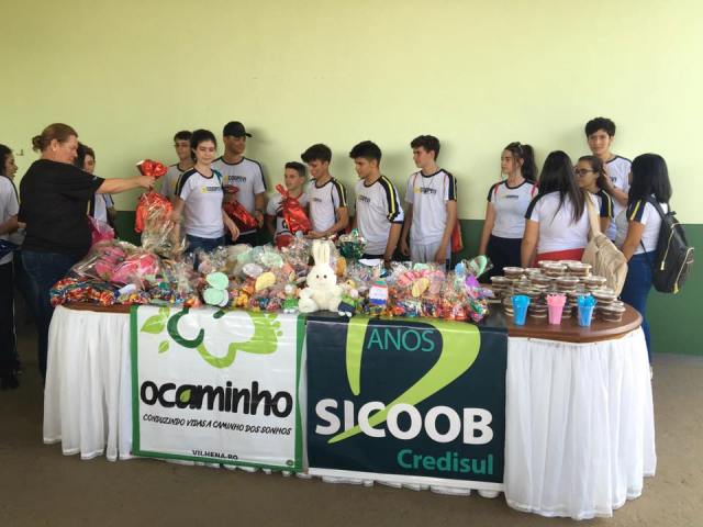 Alunos da COOPEVI promovem “Páscoa Solidária” e entregam chocolates em Vilhena