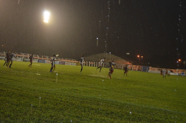 Sob chuva, Barcelona sofre gol nos acréscimos e perde a liderança
