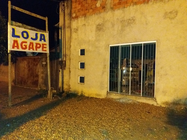 Descontrolada, modelo tenta destruir loja em Vilhena e precisa ser algemada por policiais