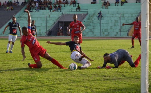 No Aluízio Ferreira, VEC marca no primeiro tempo, mas cede virada na etapa final