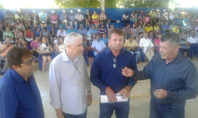 Com cerimônia em escola, deputado entrega recurso para regularizar imóveis em Cerejeiras